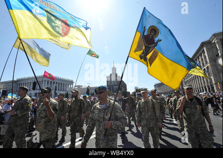 Conflitto Eastern-Ukrainian veterani prendere parte durante il mese di marzo di difensori per contrassegnare il 28 anniversario dell'indipendenza dell'Ucraina giorno nel centro di Kiev.ucraini contrassegnare il 28 anniversario dell'indipendenza dell'Ucraina dall'Unione Sovietica a partire dal 1991. Foto Stock