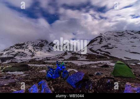 Motociclo Camping sotto nuvoloso notte stellata in Ladakh - Foto Stock