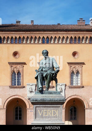 L'Italia, Busseto. Il monumento a Giuseppe Verdi. Foto Stock