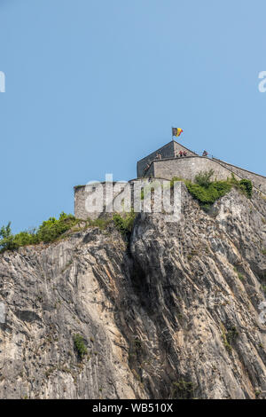 Dinant, Belgio - 26 Giugno 2019: primo piano della vista di fish eye tra Citadelle sommità anteriore con bandiera belga e persone. Foto Stock