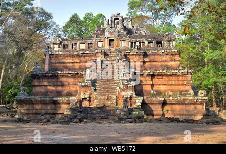 Antica pietra indù Tempio Piramide Phimeanakas di Angkor Thom, Cambogia - Vista anteriore Foto Stock