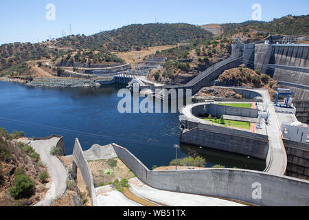 La diga di Alqueva (Barragem de Alqueva) situato sul fiume Guadiana, sul confine di Beja e Évora distretti in Alentejo nel sud del Portogallo. Foto Stock