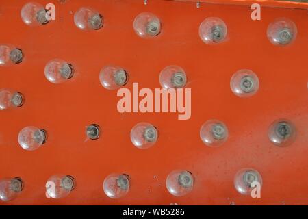 Primo piano delle lampadine su una superficie rossa Foto Stock