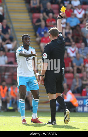 Londra, Regno Unito. 24 Ago, 2019. Arbitro Brett Huxtable mostra Crawley Town Beryly Lubala un cartellino giallo durante il Cielo lega Bet una corrispondenza tra il Leyton Orient e Crawley Town a Brisbane Road a Londra. Credito: teleobiettivo con immagini/Alamy Live News Foto Stock