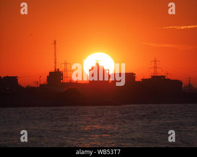 Sheerness, Kent, Regno Unito. 24 Agosto, 2019. Regno Unito: Meteo tramonto a Sheerness, Kent. Credito: James Bell/Alamy Live News Foto Stock