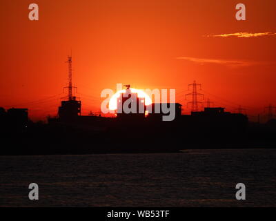 Sheerness, Kent, Regno Unito. 24 Agosto, 2019. Regno Unito: Meteo tramonto a Sheerness, Kent. Credito: James Bell/Alamy Live News Foto Stock