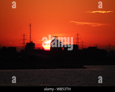 Sheerness, Kent, Regno Unito. 24 Agosto, 2019. Regno Unito: Meteo tramonto a Sheerness, Kent. Credito: James Bell/Alamy Live News Foto Stock