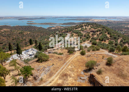 Una vista della diga di Alqueva, il più grande lago artificiale in Europa, dal villaggio di collina di Monsaraz nella regione di Alentejo, Portogallo Foto Stock