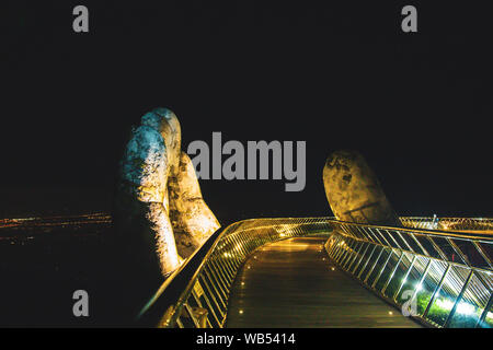 Golden Bridge in Bana Hills villaggio francese, Sun Mondo, Da Nang, Vietnam centrale Foto Stock