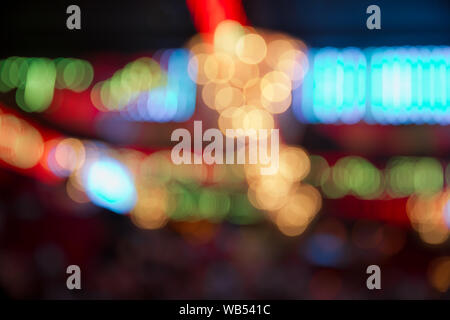 Sfocato defocalizzata multi spie di colore .molti bokeh di luce per la decorazione .sfocati luci astratta sfondo di Natale Foto Stock