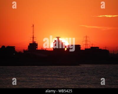 Sheerness, Kent, Regno Unito. 24 Agosto, 2019. Regno Unito: Meteo tramonto a Sheerness, Kent. Credito: James Bell/Alamy Live News Foto Stock