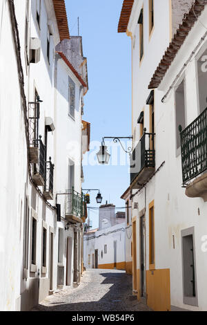 Case bianche per le strade della città medievale di Évora nella regione dell'Alentejo, in Portogallo. Foto Stock