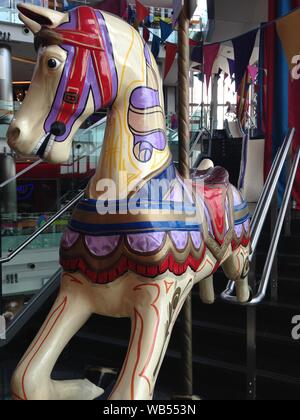 Immagine in primo piano verticale di un colorato cavallo carosello Foto Stock