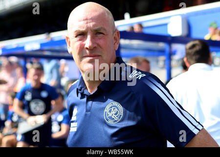 Londra, Regno Unito. 24 Ago, 2019. Contrassegnare Warburton, il manager del Queens Park Rangers guarda durante l EFL Skybet partita in campionato, Queens Park Rangers v Wigan Athletic al principe Kiyan Foundation Stadium Loftus Road a Londra sabato 24 agosto 2019. Questa immagine può essere utilizzata solo per scopi editoriali. Solo uso editoriale, è richiesta una licenza per uso commerciale. Nessun uso in scommesse, giochi o un singolo giocatore/club/league pubblicazioni. pic da Tom Smeeth/Andrew Orchard fotografia sportiva/Alamy Live news Credito: Andrew Orchard fotografia sportiva/Alamy Live News Foto Stock