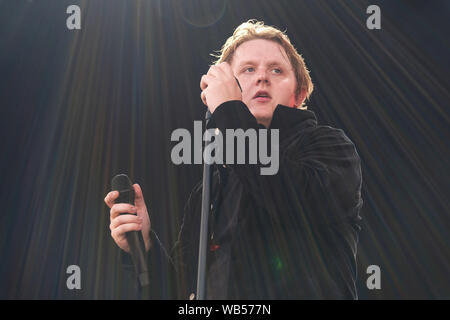 Portsmouth, Hampshire, Regno Unito. Al 24 agosto 2019. Lewis Capaldi esecuzione dal vivo sul palco al Festival di Vittoriosa, Southsea, Portsmouth, Hampshire, Regno Unito Foto Stock