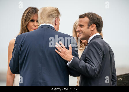 24 agosto 2019, France (Francia), Biarritz: la Francia Presidente Emmanuel Macron parla con sua moglie Brigitte, il presidente statunitense Donald Trump, e sua moglie Melania (l) al faro. Il vertice del G7 si terrà dal 24 al 26 agosto a Biarritz. Foto: Michael Kappeler/dpa Foto Stock