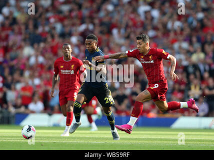 24 agosto 2019; Anfield, Liverpool, Merseyside England; English Premier League Football, Liverpool contro l'Arsenal Football Club; Joe Willock di Arsenal e Roberto Firmino di Liverpool gare dopo la sfera - rigorosamente solo uso editoriale. Nessun uso non autorizzato di audio, video, dati, calendari, club/campionato loghi o 'live' servizi. Online in corrispondenza uso limitato a 120 immagini, nessun video emulazione. Nessun uso in scommesse, giochi o un singolo giocatore/club/league pubblicazioni Foto Stock