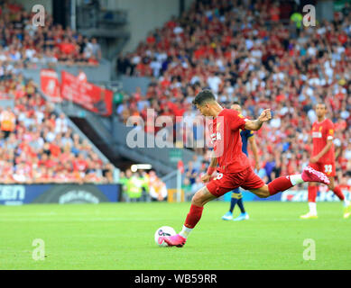 24 agosto 2019; Anfield, Liverpool, Merseyside England; English Premier League Football, Liverpool contro l'Arsenal Football Club; Roberto Firmino di Liverpool germogli dal bordo dell'area di rigore - rigorosamente solo uso editoriale. Nessun uso non autorizzato di audio, video, dati, calendari, club/campionato loghi o 'live' servizi. Online in corrispondenza uso limitato a 120 immagini, nessun video emulazione. Nessun uso in scommesse, giochi o un singolo giocatore/club/league pubblicazioni Foto Stock