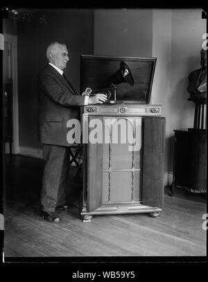 Emile Berliner con Victor Victrola Credenza e con uno dei suoi primi grammofoni Abstract/medio: 1, negativo : vetro ; 4 x 5 in. o più piccolo Foto Stock