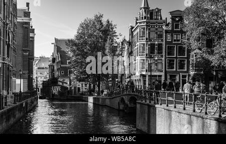 In bianco e nero vista sul cannal Grimburgwal a ponte con il segno love me. Oudezijds Voorburgwal, Grimnessesluis Foto Stock