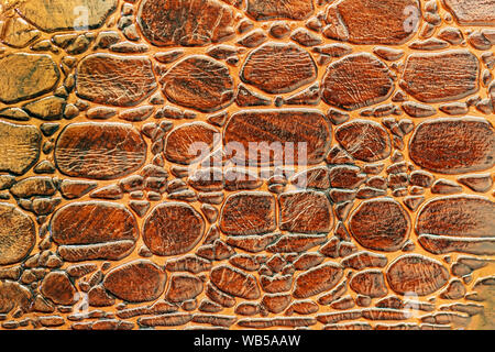 Scale marrone macro sfondo esotico, goffrata sotto la pelle di un rettile, Coccodrillo. La texture vera pelle close-up Foto Stock