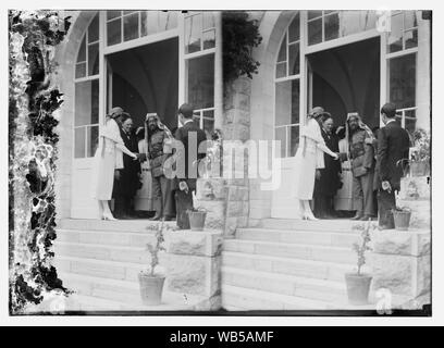 L'emiro Abdullah di Transgiordania stringono le mani con la signora Churchill Winston Churchill in piedi accanto alla signora Churchill, la sede del Governo, Gerusalemme Abstract/medio: G. Eric e Edith Matson Collezione fotografica Foto Stock