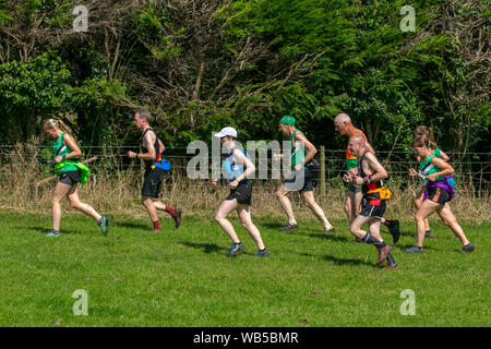 Cross Country a Chipping, Lancashire. Meteo Regno Unito. UK Weather.; Hot Summer Day nel Lancashire centrale per la mostra agricola Chipping. Si tratta di una gara BM Fell di categoria 7,5 miglia, che, anche se si svolge in estate, non è una gara facile e non è ideale per i principianti a correre caduto. Credit: MWI/AlamyLiveNews Foto Stock