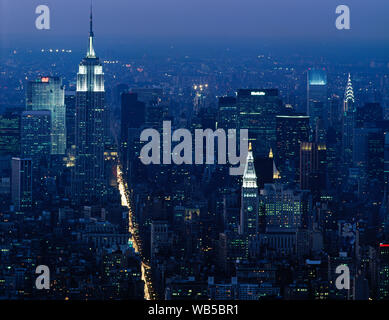 Empire State Building di notte.; Empire State Building di notte. Vista dal centro di commercio mondiale nel corso degli anni ottanta, New York New York Foto Stock