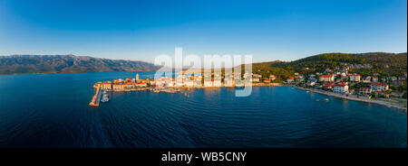 Vecchia città costiera in Croazia, vista aerea di Vinjerac vicino a Zadar e il parco nazionale di Paklenica nella montagna di Velebit Foto Stock