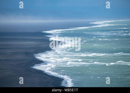 Ingolfshofdi spiaggia nera e langest deserto dell Europa con piccole onde dell'oceano atlantico Foto Stock