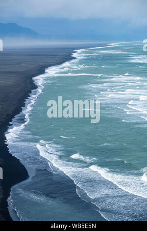 Ingolfshofdi spiaggia nera e langest deserto dell Europa con piccole onde dell'oceano atlantico Foto Stock