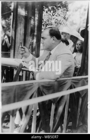 Enrico Caruso, 1873-1921, disegno caricatura schizzi in stand alla fiera di beneficenza a Southampton, L.I., profilo sinistro con matita sollevata Abstract/medio: 1 stampa fotografica. Foto Stock