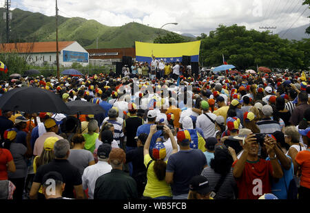 San Diego, Carabobo, Venezuela. 24 Ago, 2019. Agosto 24, 2019. Juan Guaido, Intertine Presidente del Venezuela ha pronunciato un discorso a una strada nel Rally di San Diego comune, dopo un tour della parte centrale della città di Valencia, dove egli è stato in grado di interagire direttamente con la città in Carabobo stato . Foto: Juan Carlos Hernandez Credito: Juan Carlos Hernandez/ZUMA filo/Alamy Live News Foto Stock