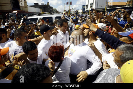 Valencia, Carabobo, Venezuela. 24 Ago, 2019. Agosto 24, 2019. Juan Guaido, intertine presidente del Venezuela, ha girato la parte centrale della città di Valencia che interagiscono con la città direttamente, e quindi ha tenuto un discorso a un pubblico nel rally di San Diego comune, Carabobo stato. Foto: Juan Carlos Hernandez Credito: Juan Carlos Hernandez/ZUMA filo/Alamy Live News Foto Stock