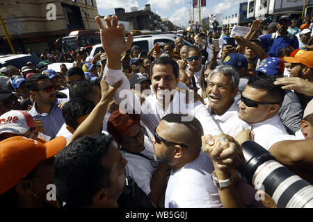 Valencia, Carabobo, Venezuela. 24 Ago, 2019. Agosto 24, 2019. Juan Guaido, intertine presidente del Venezuela, ha girato la parte centrale della città di Valencia che interagiscono con la città direttamente, e quindi ha tenuto un discorso a un pubblico nel rally di San Diego comune, Carabobo stato. Foto: Juan Carlos Hernandez Credito: Juan Carlos Hernandez/ZUMA filo/Alamy Live News Foto Stock