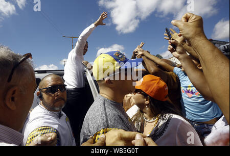 Valencia, Carabobo, Venezuela. 24 Ago, 2019. Agosto 24, 2019. Juan Guaido, intertine presidente del Venezuela, ha girato la parte centrale della città di Valencia che interagiscono con la città direttamente, e quindi ha tenuto un discorso a un pubblico nel rally di San Diego comune, Carabobo stato. Foto: Juan Carlos Hernandez Credito: Juan Carlos Hernandez/ZUMA filo/Alamy Live News Foto Stock