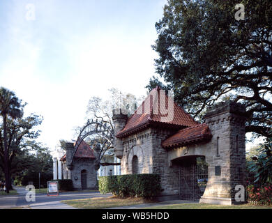Porta di ingresso a una strada privata in uptown New Orleans, Louisiana Foto Stock
