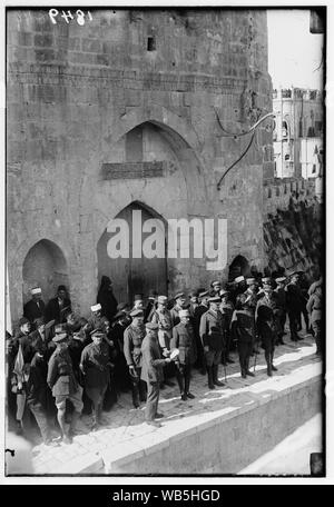 Entrata del maresciallo di campo Allenby, Gerusalemme, Dicembre 11, 1917. Haddad Bey leggendo la proclamazione in Arabo/astratta di medie: G. Eric e Edith Matson Collezione fotografica Foto Stock