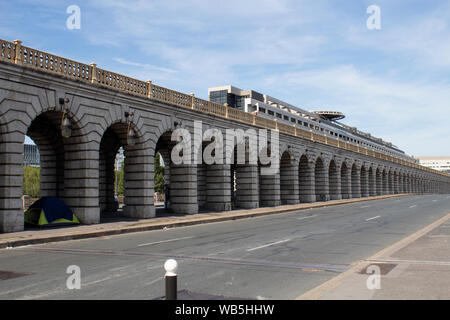 Ponte arcuato rotaia di supporto le vie di andare oltre il Fiume Senna Pont de Bercy a Parigi, Francia Foto Stock