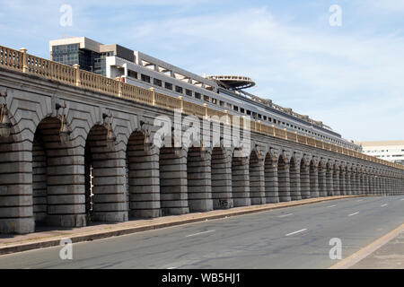 Ponte arcuato rotaia di supporto le vie di andare oltre il Fiume Senna Pont de Bercy a Parigi, Francia Foto Stock