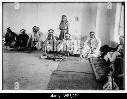 Dintorni di Gerusalemme. Una camera superiore camera ospiti. Gli ospiti del contadino la partecipazione di un pasto Abstract/medio: G. Eric e Edith Matson Collezione fotografica Foto Stock