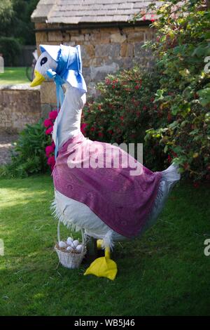 Rennington, Inghilterra, 24 agosto 2019. Mamma Goose sorge in un giardino durante lo spaventapasseri festival che si tiene ogni anno a Ferragosto weekend. Foto Stock