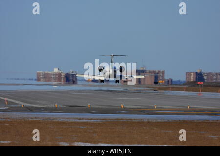 Bombardier CL-600 CRJ200 C-FDJA Air Canada Jazz in atterraggio a YOW Ottawa in Canada, febbraio 05, 2016 Foto Stock