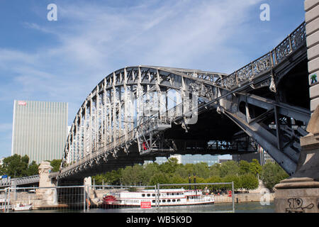 Viaduc d'Austerlitz - un ponte che porta a Parigi Metro Linea 5 attraverso il Fiume Senna, Parigi Francia Foto Stock