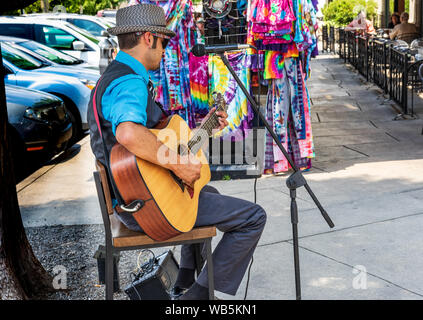 ASHEVILLE, NC, Stati Uniti d'America-10 18 giugno: un attore di strada canta e suona la chitarra, mentre patroni cenare fuori al Carmelo di cucina e bar. Foto Stock