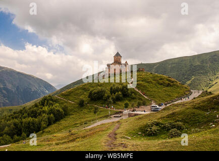 Il XIV secolo Gergeti Trinity Church nei pressi del villaggio di Gergeti in Georgia vicino al confine settentrionale con la Russia vicino al villaggio di Stepantsminda o Kazbe Foto Stock