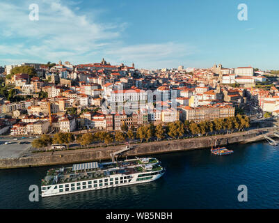 Vista aerea del porto della città di Oporto e il fiume Douro Portogallo Foto Stock