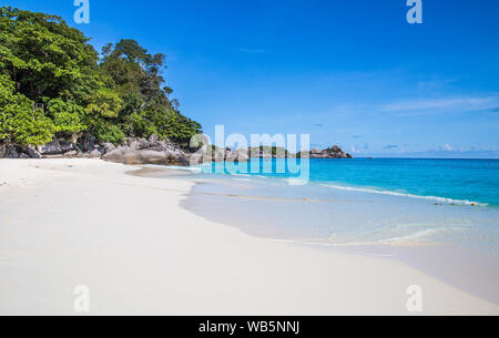 Isole Similan viste dalla spiaggia e al di sopra, in Thailandia Foto Stock