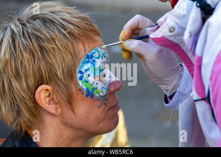 Dipinto sul volto durante il Carnevale. Foto Stock