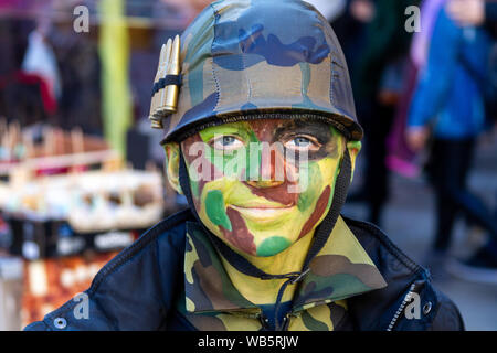 Un ragazzo vestito come un soldato durante il Carnevale di Venezia. Foto Stock